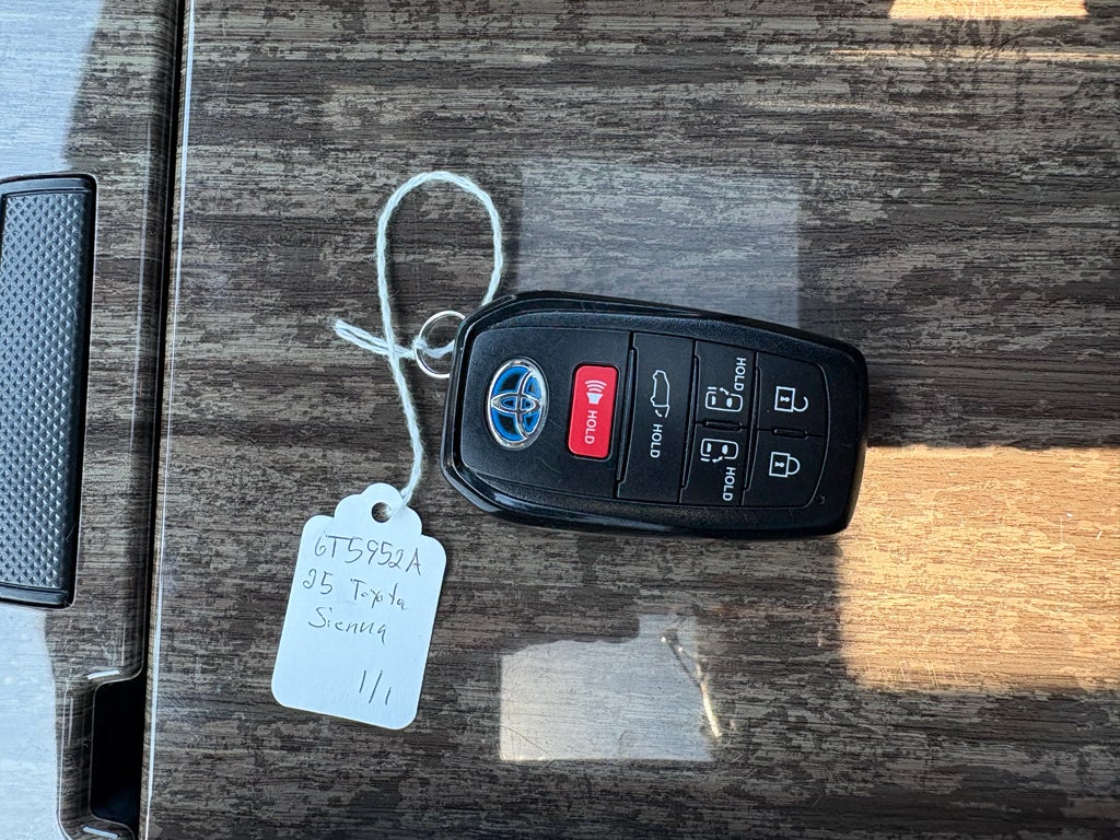 2025 Toyota Sienna Platinum