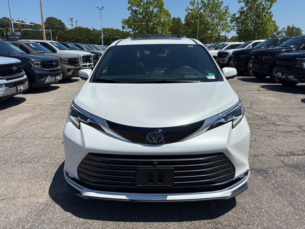 2025 Toyota Sienna Platinum