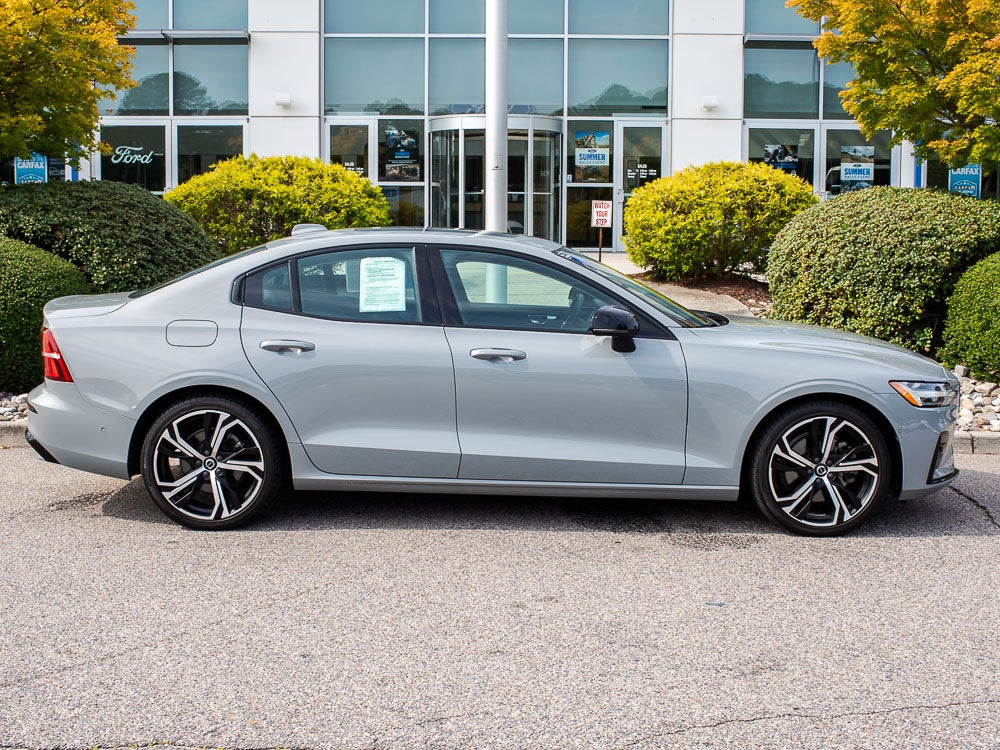 2024 Volvo S60 Plus Dark Theme