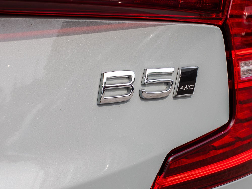 2024 Volvo S60 Plus Dark Theme