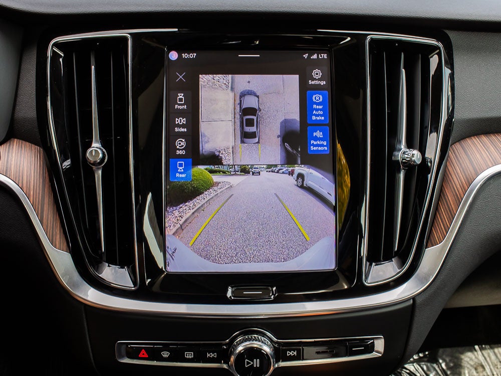 2024 Volvo S60 Plus Dark Theme