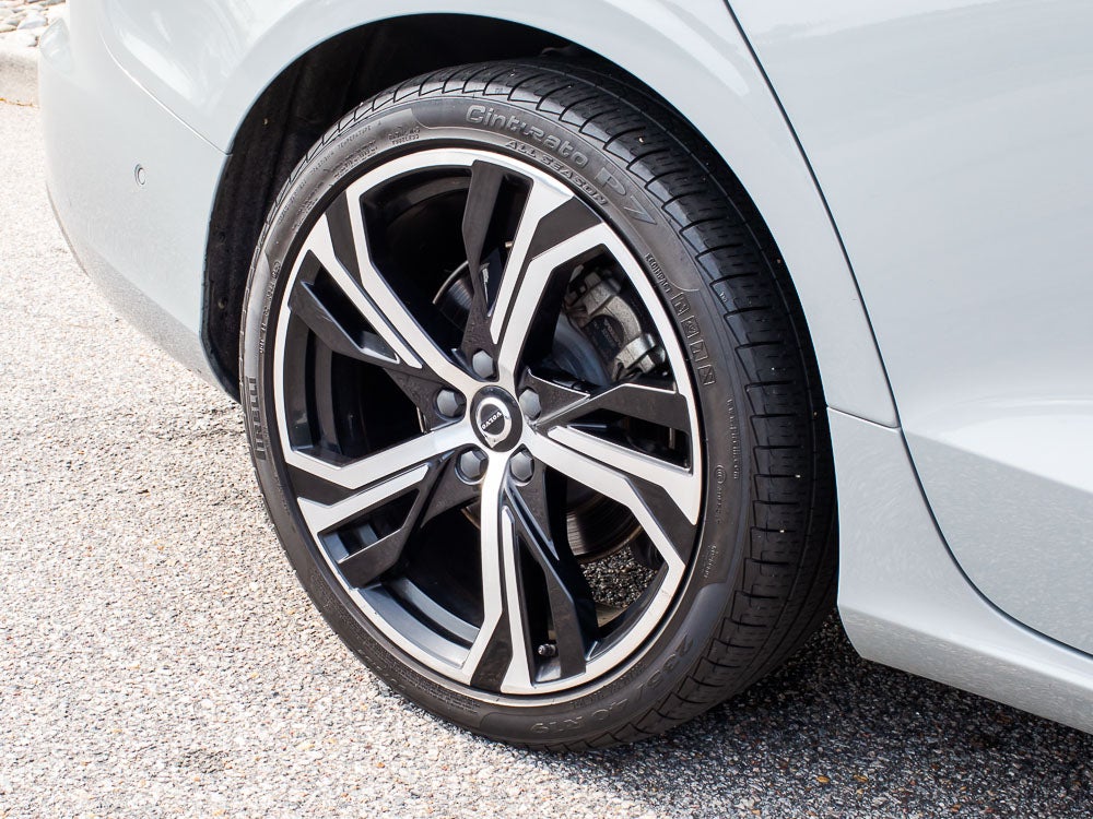 2024 Volvo S60 Plus Dark Theme
