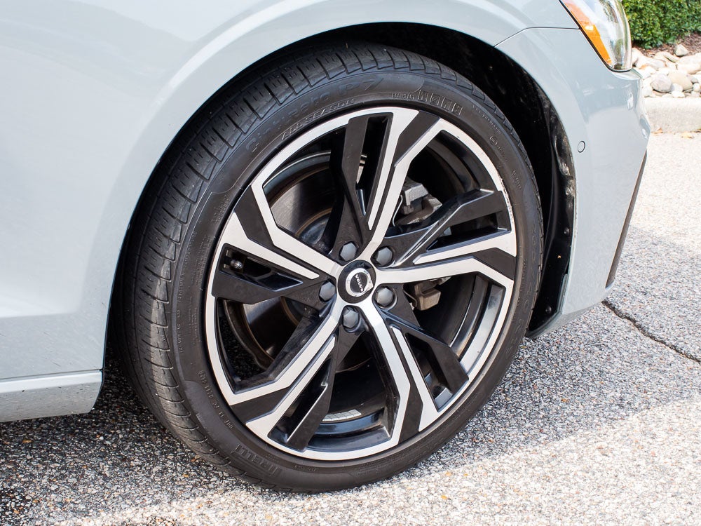2024 Volvo S60 Plus Dark Theme