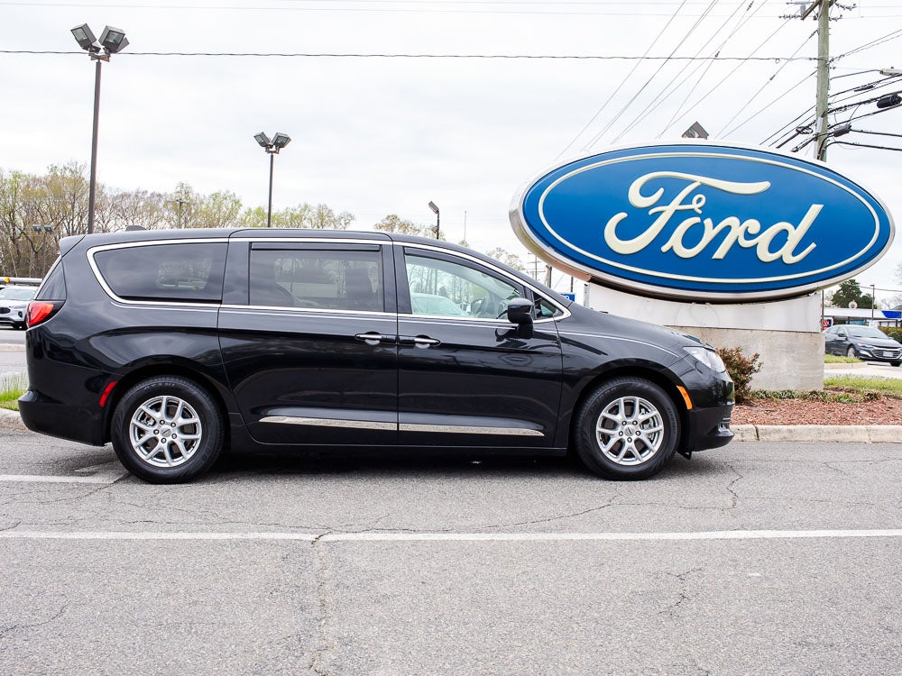 2023 Chrysler Voyager LX