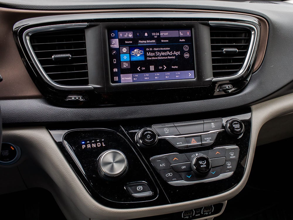 2023 Chrysler Voyager LX